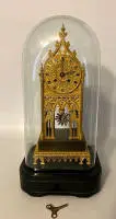 Pendule à tourelle dorée avec dôme, Angleterre milieu du XIXe siècle