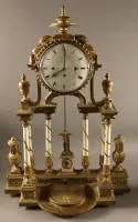 Grande horloge de commode classiciste vers 1770, Allemagne du Sud