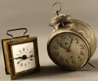 Deux réveils différents vers 1900, allemands