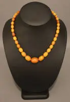 Collier femme butterscotch de Königsberg, années 1920