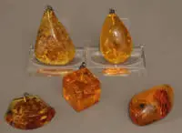 Cinq pendentifs de collier en ambre, milieu du 20e s., allemand