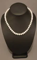 Collana di perle coltivate con chiusura in oro 585, seconda metà del XX sec., tedesca
