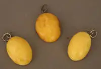 Trois pendentifs de collier en ambre butterscotch, années 1920