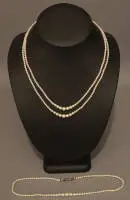 Deux colliers de perles de jeune fille plus un collier de perles, début du 20e s.