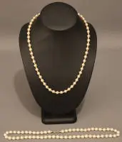 Deux colliers de perles pour dames, seconde moitié du 20e s.