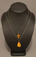 Deux colliers pour femme avec pendentif en ambre en argent, vers 1900