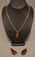 Trois pendentifs en ambre en forme de goutte vers 1920