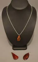 Trois pendentifs en ambre en forme de goutte vers 1920