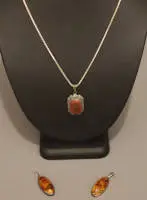 Trois pendentifs de collier en ambre et argent, années 1920-1930, allemand