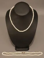 Two matching pearl necklaces with 585 gold clasp, mid-20th c., German