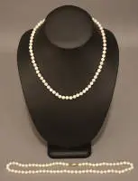 Deux colliers de perles assortis avec fermoir en or 585, milieu du 20e s., allemand