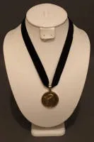 Collier in seta con moneta, metà del XX sec., Germania