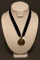 Collier en soie avec monnaie, milieu du 20e s., allemand