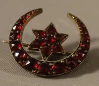 Granatbroche, historisme før 1900 Böhmen