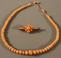 Broche corail et collier, historicisme avant 1900