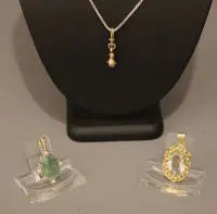 Deux pendentifs dorés, milieu du 20e s., allemand