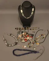 0,8 kilo fantasijsieraden van verschillende aard, modern