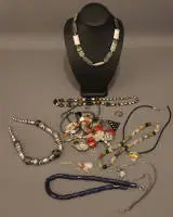 0,8 kg de bijoux fantaisie de types divers, époque contemporaine