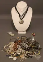 1,55 kg de bijoux fantaisie de types divers, époque contemporaine