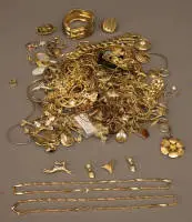1,95 kg de bijoux fantaisie dorés de types divers, époque contemporaine
