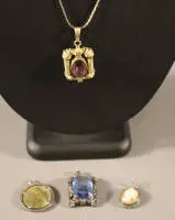 Quatre pendentifs différents, de l'historicisme aux années 30, allemands