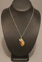 Chaîne en argent avec pendentif en ambre, milieu du 20e s., allemande