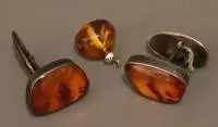 Trois pièces de bijoux en ambre, seconde moitié du 20e s., RDA
