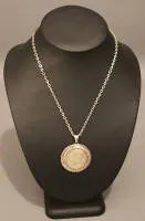 Pendentif à pièce avec chaîne, États-Unis, seconde moitié du 20e siècle
