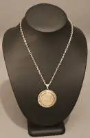 Pendentif à pièce avec chaîne, États-Unis, seconde moitié du 20e siècle