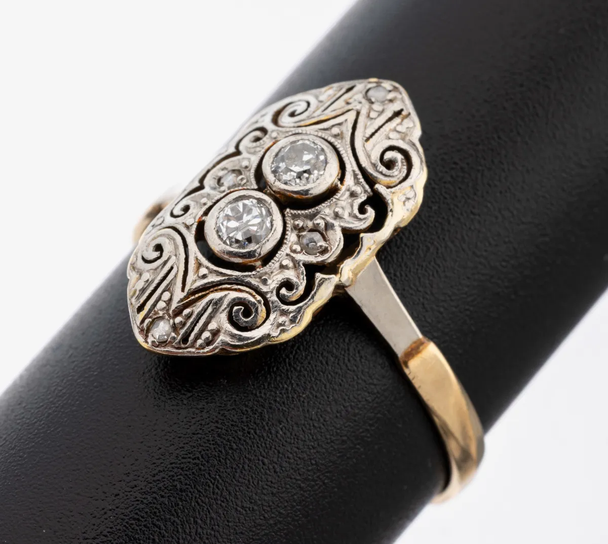 14 kt gouden diamanten ring, ca. 1910, goud 585/000, ringkop opengewerkt, voorzijde