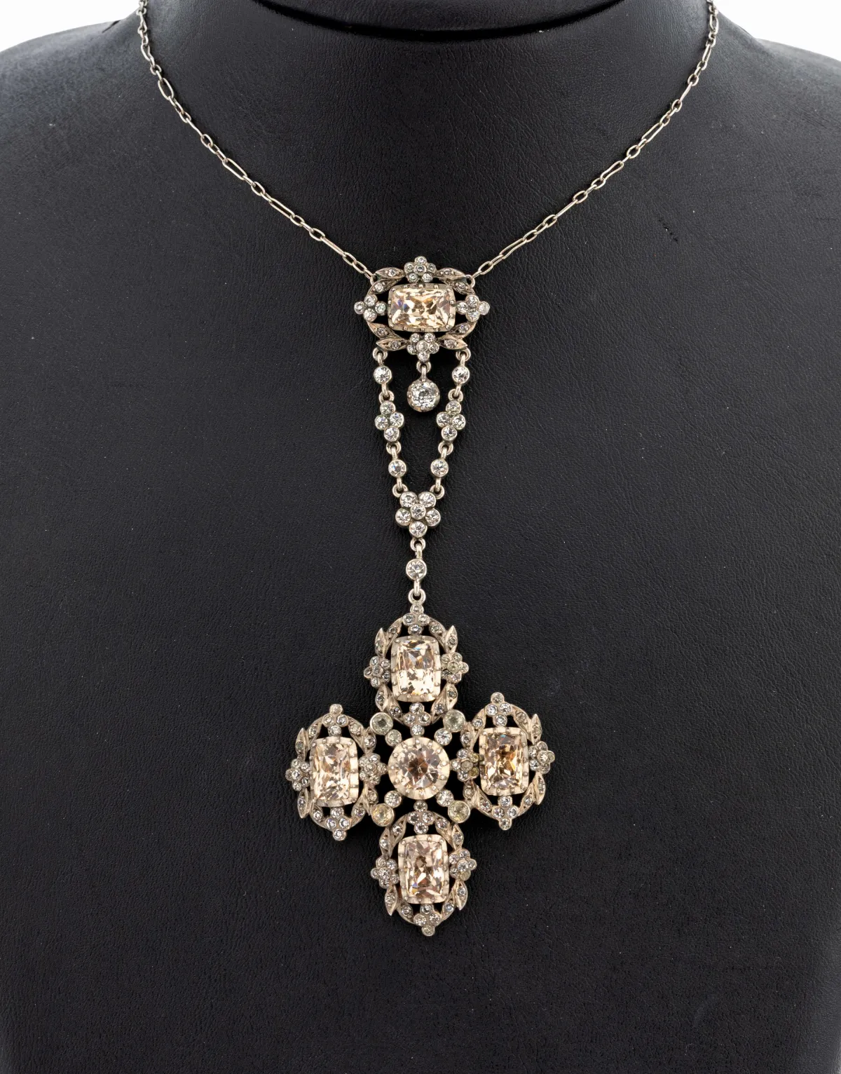 Collier, USA vers 1920, métal, pendentif en croix, couleur champagne et blanc