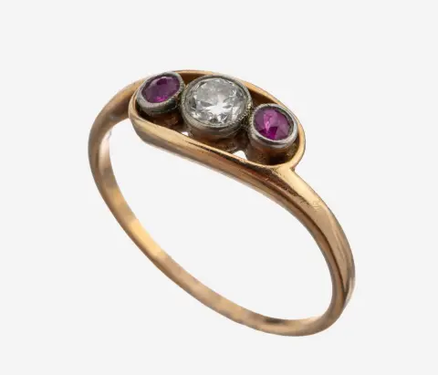 Bague diamant-rubis en or 14 kt, vers 1920, or jaune/blanc 585/000, central brillant env. 0.15 ct
