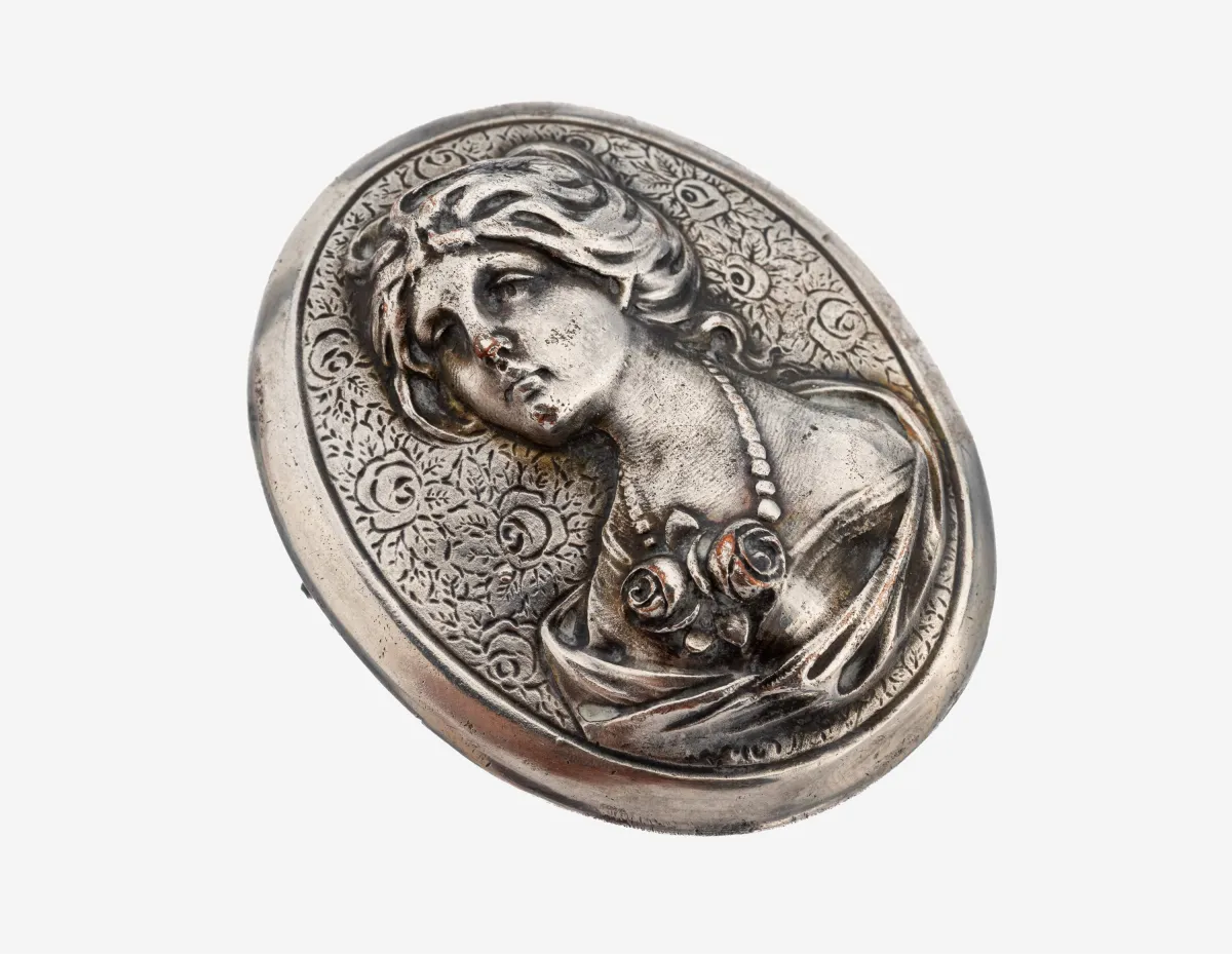 Broche, probablement Angleterre, vers 1900, cuivre argenté, forme ovale, relief avec