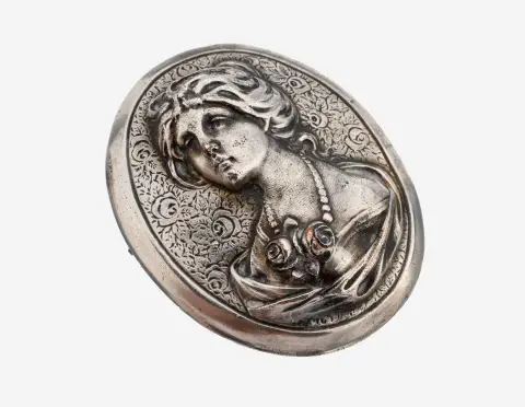 Broche, waarschijnlijk Engeland, circa 1900, verzilverd koper, ovale vorm, reliëf met