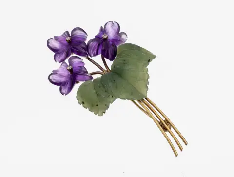 14 kt gouden amethist-nefriet broche, jaren 1950, geelgoud 585/000, 3 gesneden bloemen