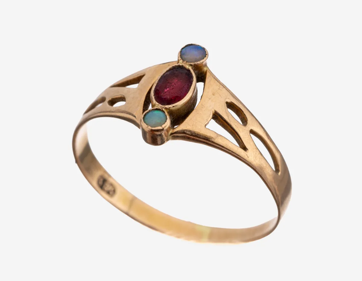 14 kt gouden jugendstil ring met kleursteen, ca. 1900, 585/000, deels opengewerkt