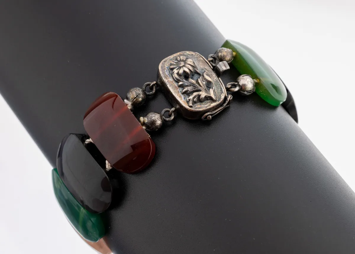 Achat-Armband, Idar-Oberstein, um 1920-30, 13 ovale Achat-Glieder in versch. Farben,