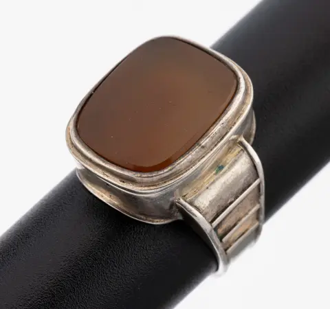 Art Deco agaten gifring, jaren 1930, zilver gekeurd, ringkop openklapbaar, deksel
