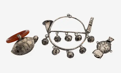 Lot van 2 kinderrassels en 1 fluitje, rond 1900, gekeurd zilver en 925 zilver, 1 x