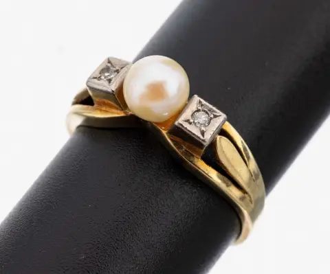 14 kt gouden parel-diamant ring, jaren 1950, geel/witgoud 585/000, centraal gekweekte parel, diam. ca. 5.6