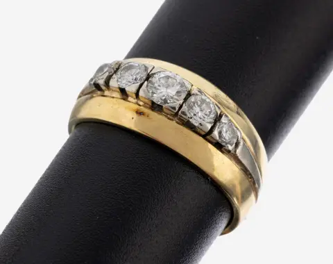 14 kt gouden briljantring, geel/witgoud 585/000 gekeurd, voormalige trouwring, later aangepast