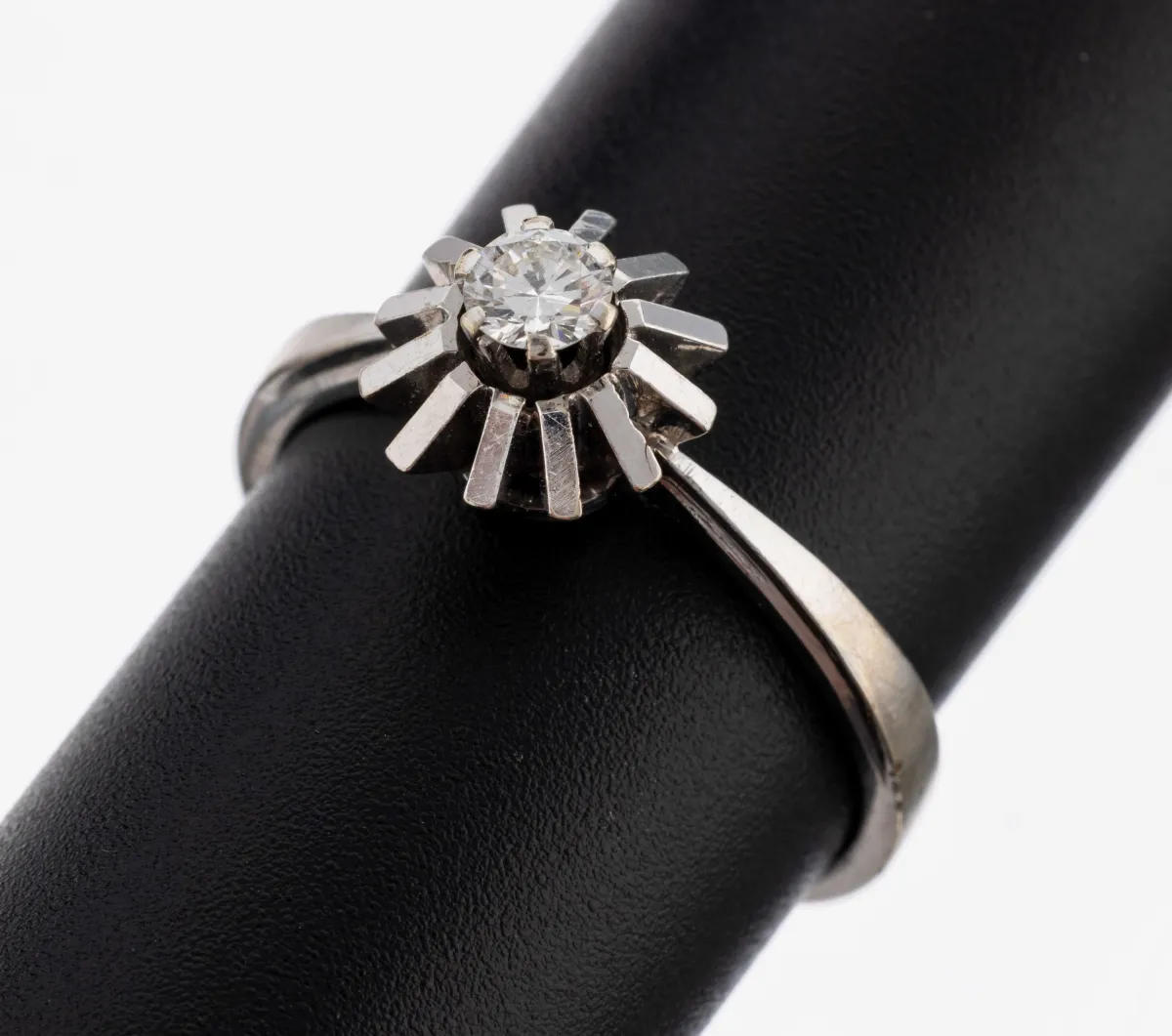 Bague diamantée en or 14 ct, or blanc 585/000, diamant serti en relief env. 0,17 ct
