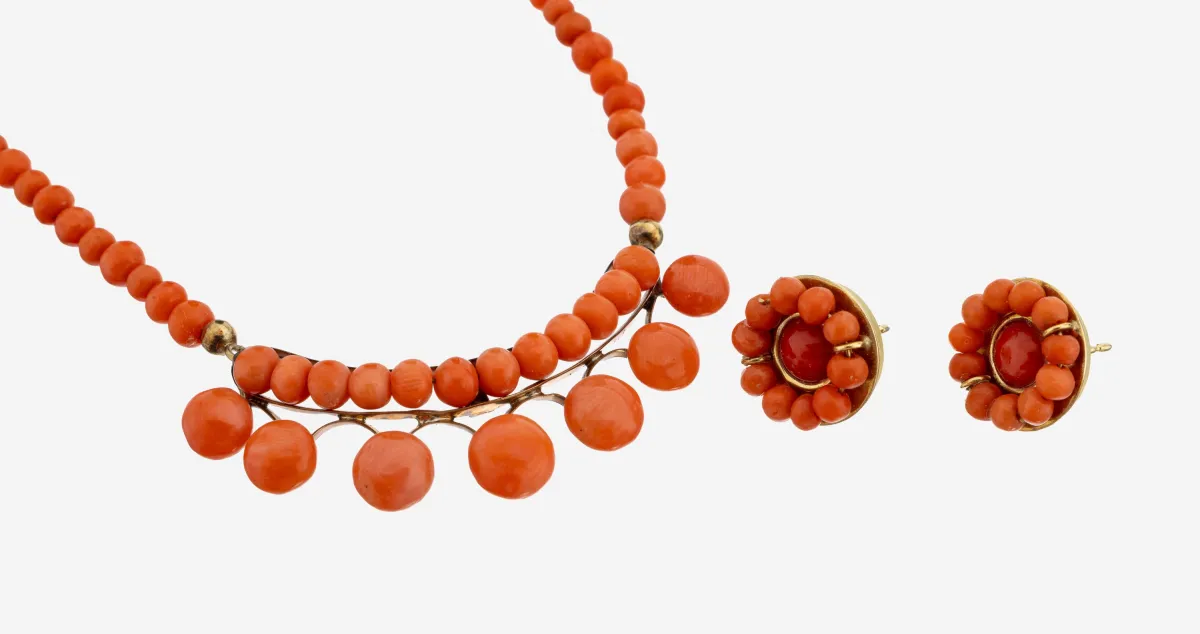 Koraal lot, bestaande uit: 1 collier, lengte ca. 47 cm, middendeel met koraal knopen