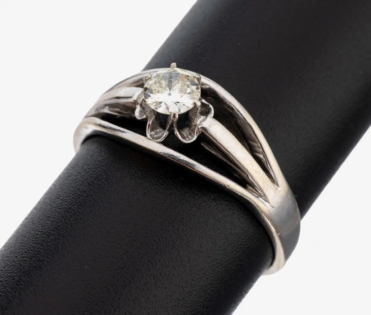 14 kt goud diamant ring, witgoud 585/000, opengewerkte ringkop, diamant ca. 0,25 ct