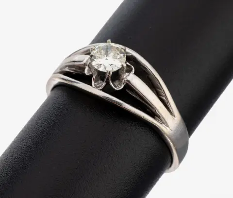 14 kt goud diamant ring, witgoud 585/000, opengewerkte ringkop, diamant ca. 0,25 ct