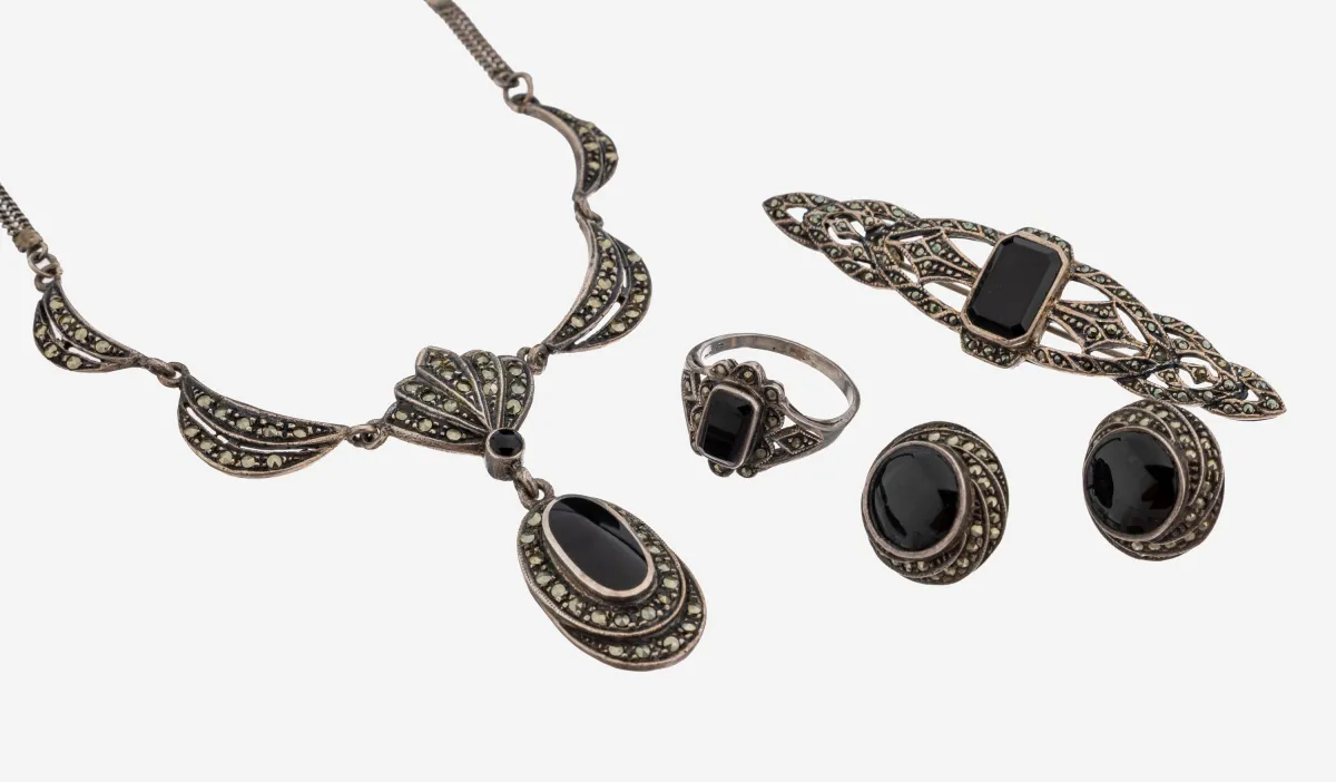 Lot marcassite-onyx, argent 925, composé de : 1 bague, taille 54, 1 paire de boucles d'oreilles, 1