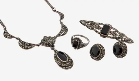 Markasiet-onyx lot, 925 zilver, bestaande uit: 1 ring, maat 54, 1 paar oorknoppen, 1