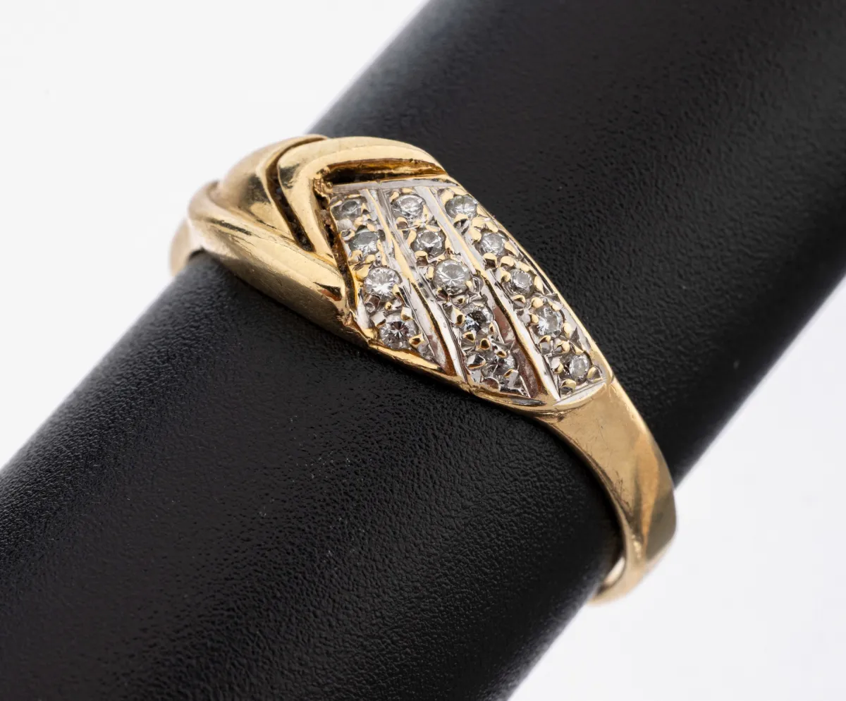 14 kt Gold Brillant-Ring, GG 585/000, asymmetrisches Design, 14 Brillanten zus. ca
