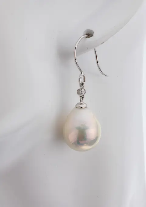 Paar 18 kt gouden STEPHAN HERMANN parel en diamant oorhangers, WG 750/000, 2 barokke
