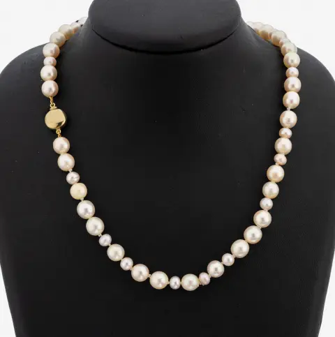 Parelsnoer met 14 kt gouden sluiting, GG 585/000, barokke Akoya gekweekte parels, diam. ca.